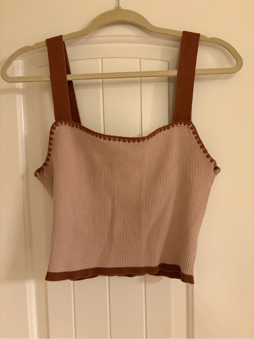 Le Lis Blush Ribbed Crop Tank with Brown Trim size Large